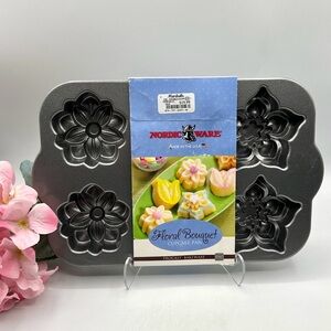 Nordic Ware Floral Bouquet Cupcake Pan NWT. USA